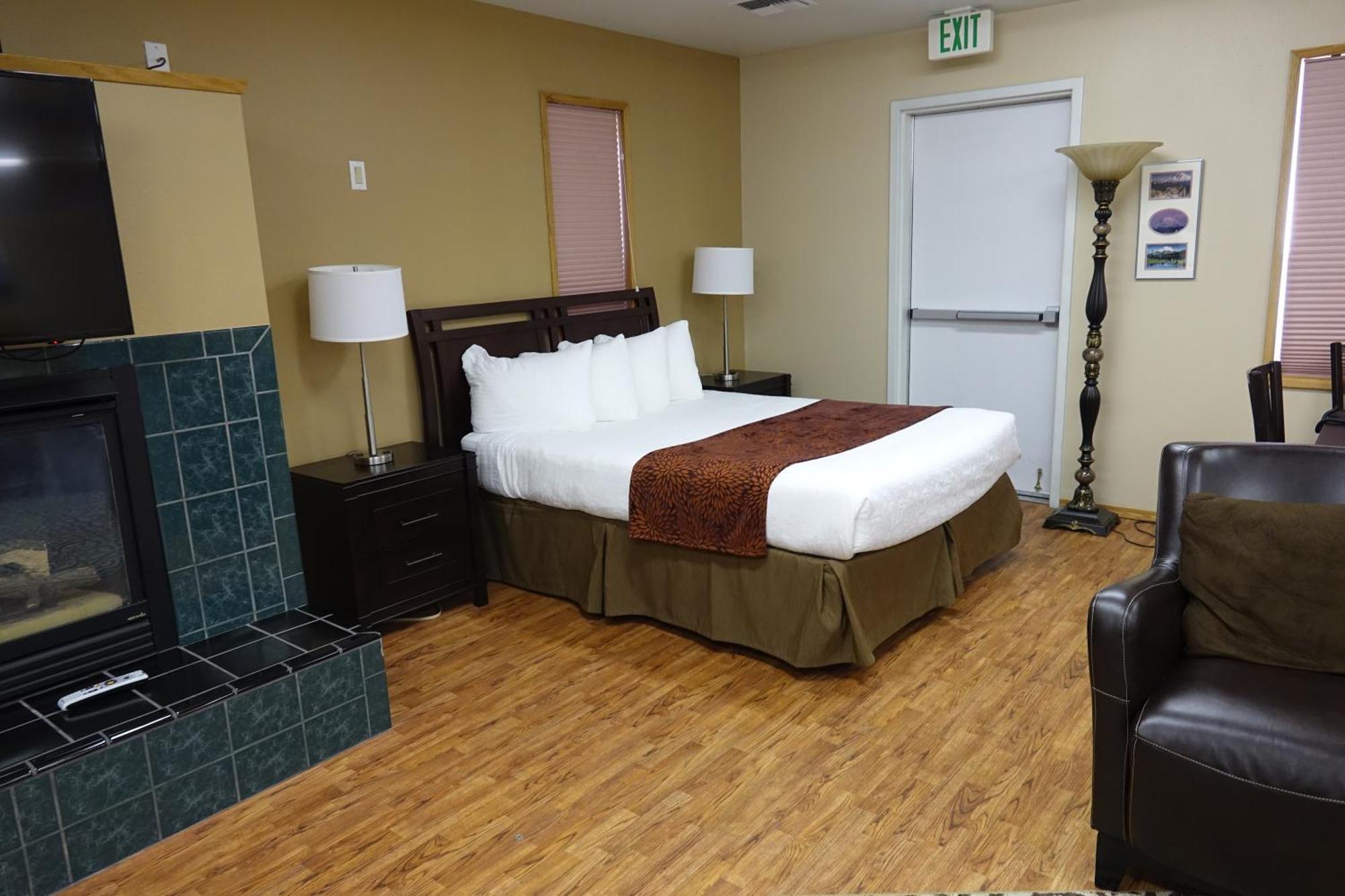 Cowlitz River Lodge Packwood Room photo